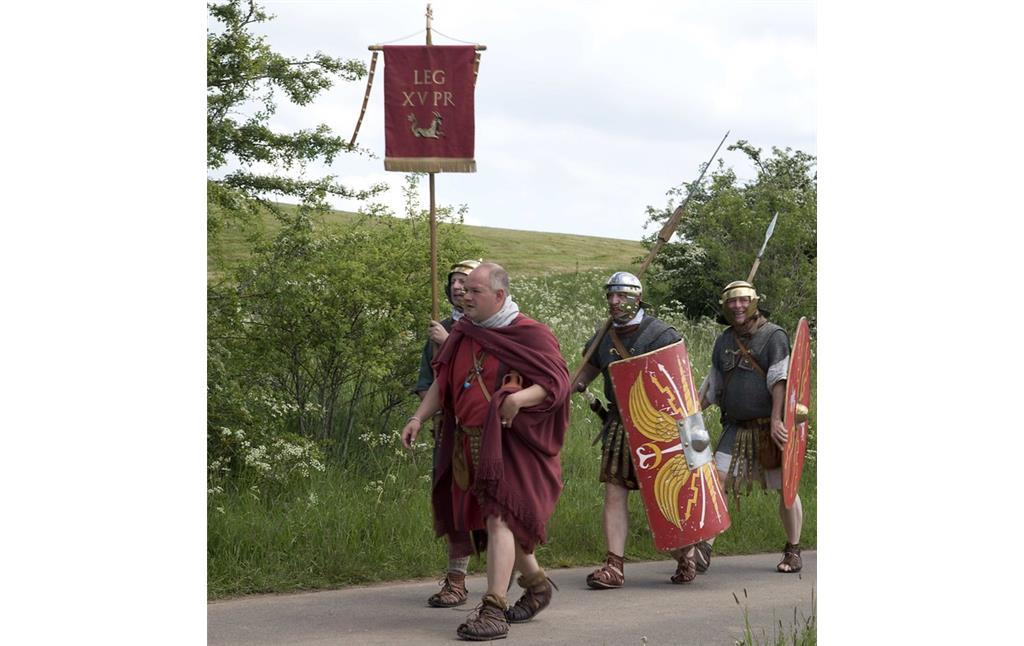 Akteure in römischer Militärausrüstung
