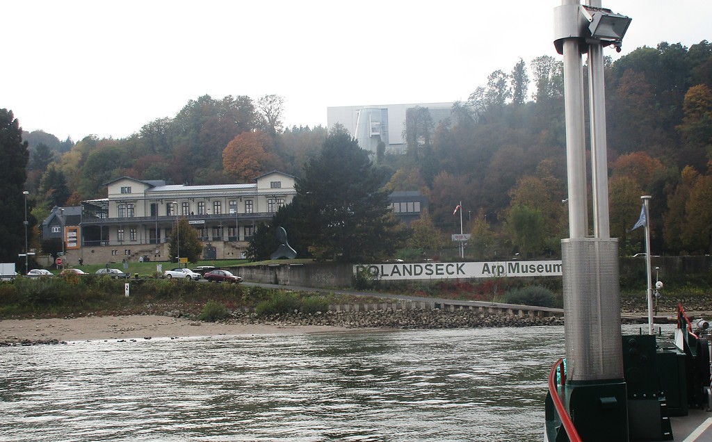 Der Bahnhof Rolandseck und Museumsgebäude des Arp Museums, Blick von der Autofähre "Siebengebirge" während der Fahrt über den Rhein (2016).