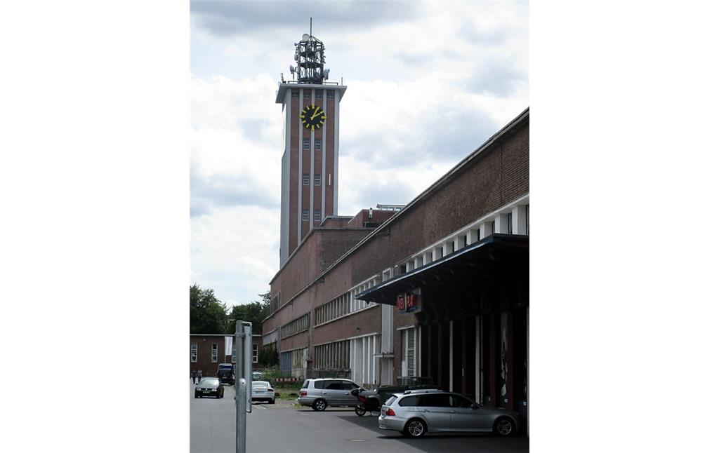 Das zentrale Werksgebäude und der markante, 55 Meter hohe Turm der früheren Zellwolle-Werke "Phrix" der Rheinischen Zellwolle AG in Siegburg; heute als modernes Gewerbegebiet erschlossen (2016).