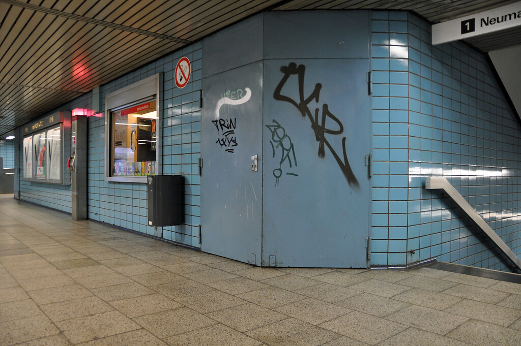 Eingang zum Atombunker auf der Zwischenebene der Haltestelle Kalk Post in Köln-Kalk (2020).