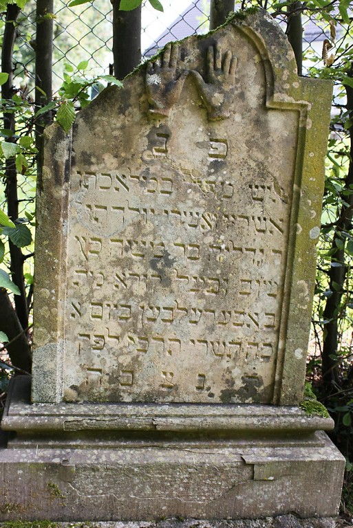 Ein Grabstein auf dem jüdischen Friedhof "Alte Weiher Wiese" in Nümbrecht (2013)