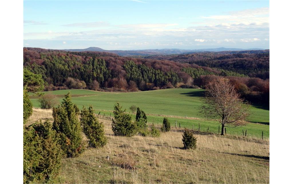 Blick vom Eifelkreuz auf dem Kalvarienberg bei Blankenheim-Alendorf in Richtung Aremberg und Hohe Acht (2018).