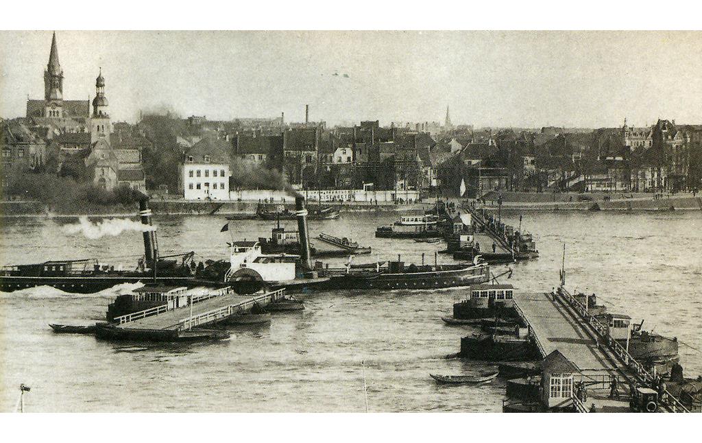 Historisches Foto von um 1888: Die 1888 eröffnete Mülheimer Schiffbrücke zwischen den Kölner Stadtteilen Riehl und Mülheim, ein Vorgänger der heutigen Mülheimer Brücke.