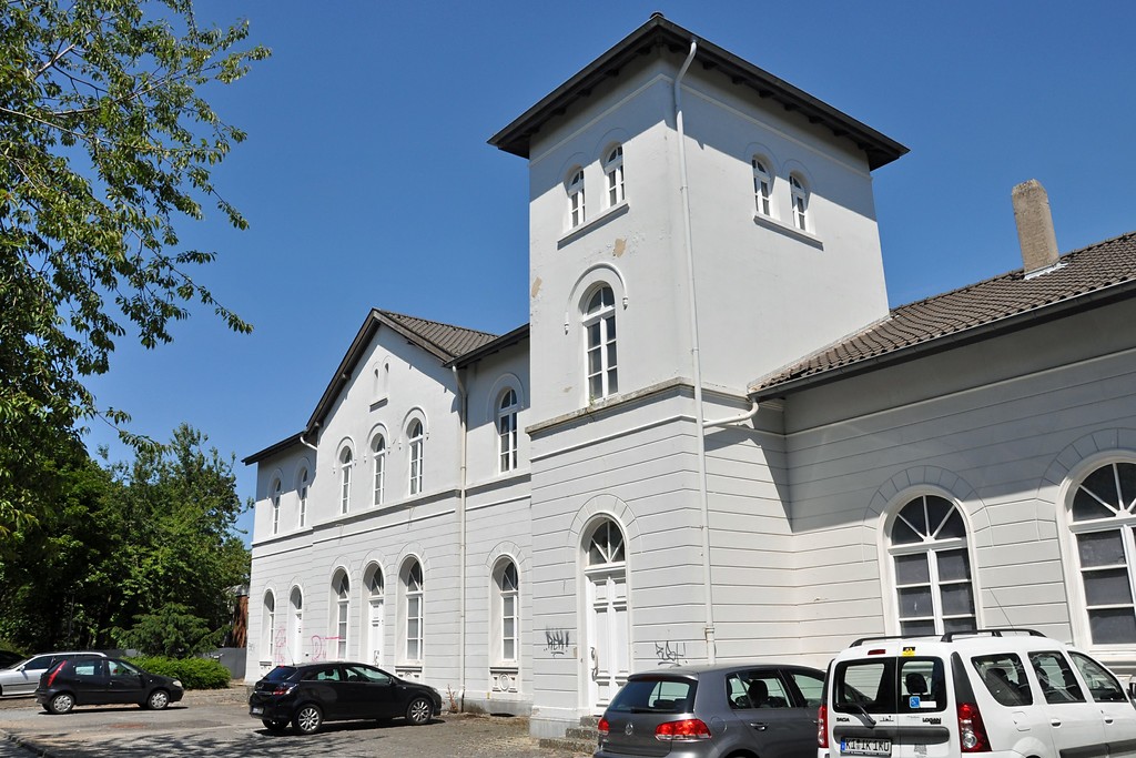 Straßenseitige Ansicht des Empfangsgebäude Bahnhof Dülken (2017).