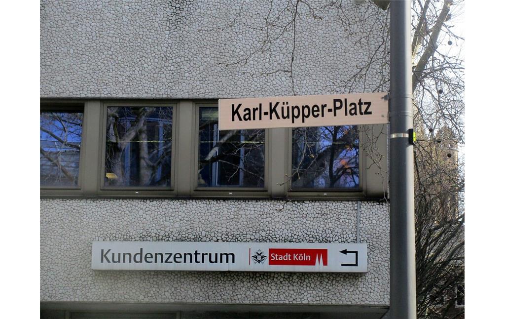 Straßenschild am Karl-Küpper-Platz in Köln-Altstadt-Nord (2020).