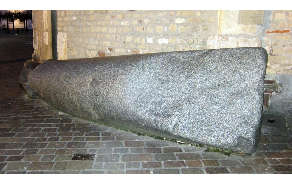 Die etwa vier Meter lange und rund 65 Tonnen schwere Dioritsäule vor dem Trierer Dom, der so genannte "Domstein" (2014).