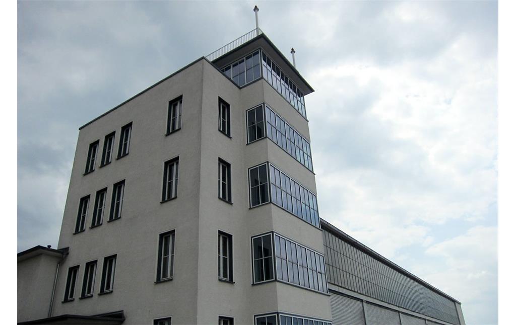 Der Tower auf der Flugzeughalle I des Flughafens Butzweilerhof (2015).