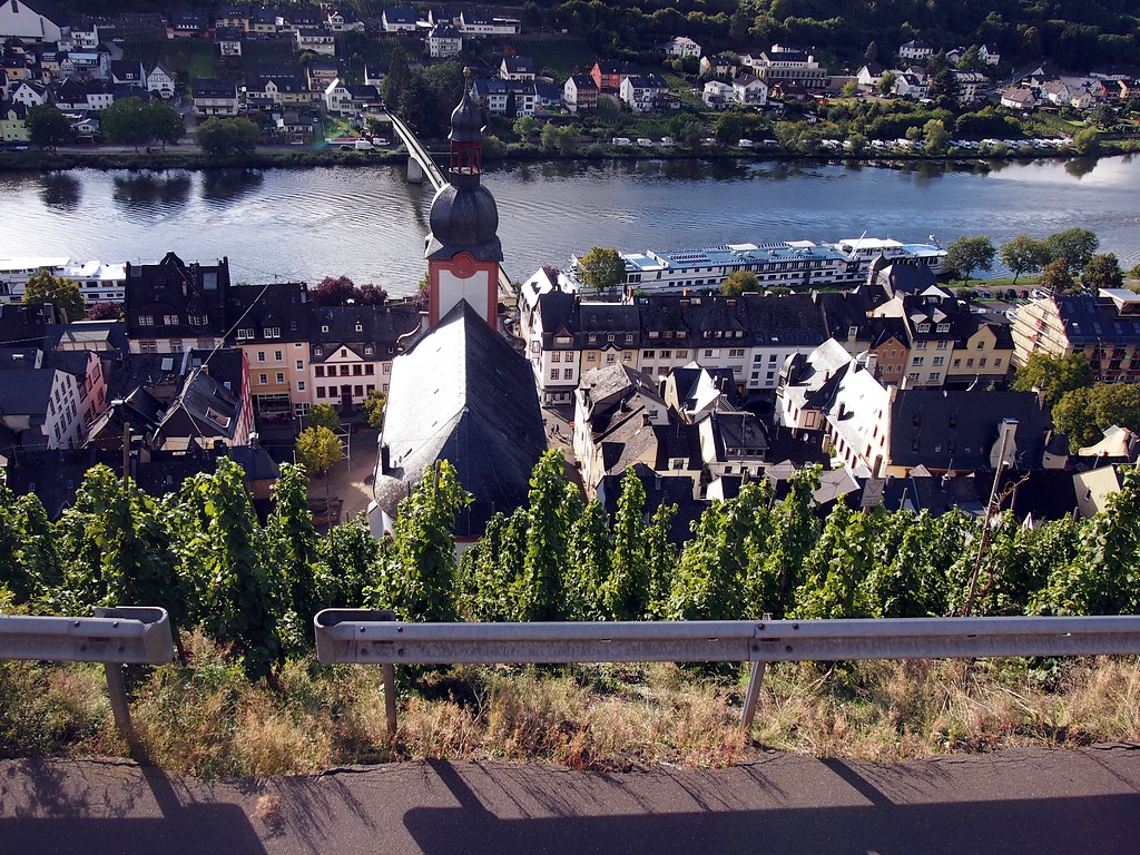 Blick von der Weinlage "Zeller Schwarze Katz" auf die Stadt Zell (2015)