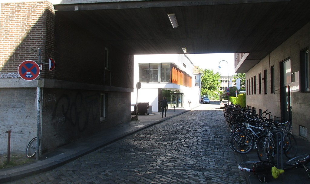 Blick von Süden her in die Kaygasse im Griechenmarktviertel in Köln-Altstadt-Süd (2019).