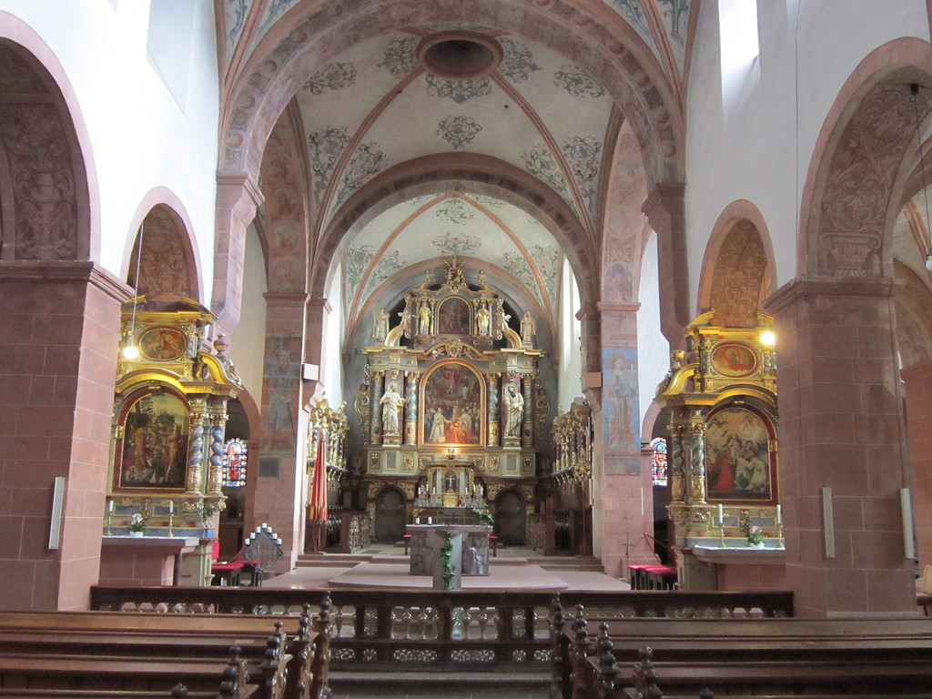 Blick in das Innere auf den Hochaltar der Basilika von Kloster Steinfeld (2013).