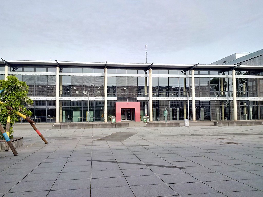 Mikadoplatz und Universitätsbibliothek des Campus Koblenz der Universität Koblenz-Landau (2015)