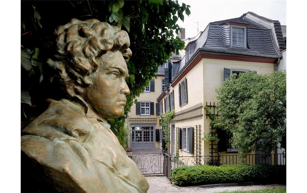 Gartenansicht des Bonner Beethovenhauses mit der 1998 von Cantemir Riscutia (1926-2003) geschaffenen Büste Ludwig van Beethovens (Foto von 2012)