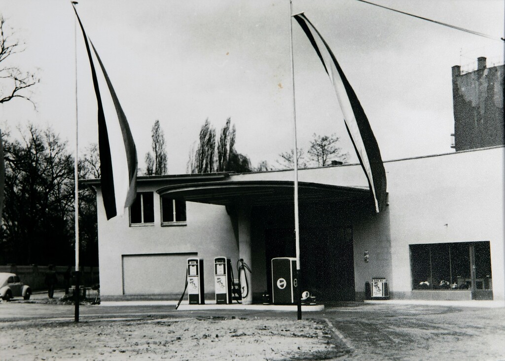 Historische Aufnahme der Tankstelle an der Stammheimer Straße Nr. 9 in Köln-Riehl (1950er-Jahre). Auf den Zapfsäulen ist das Logo der Rheinpreußen-Tankstellen zu erkennen.
