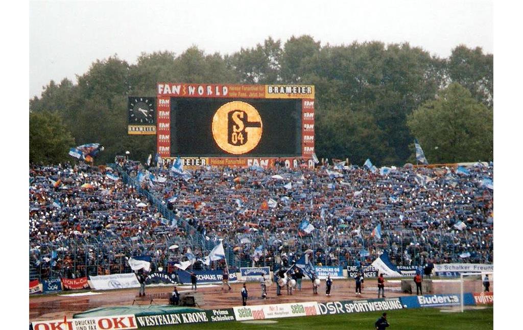 Parkstadion Gelsenkirchen während der Partie FC Schalke 04 gegen 1. FC Nürnberg am 12. September 1998
