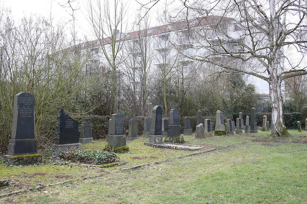 Reihe von Grabstellen auf dem Jüdischen Friedhof in Endenich (2011)