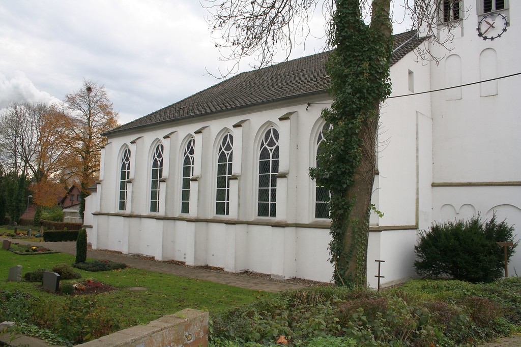 Evangelische Kirche an der Dammstraße in Götterswickerhamm. Hinter dem Gebäude beginnt der Friedhof (2014).