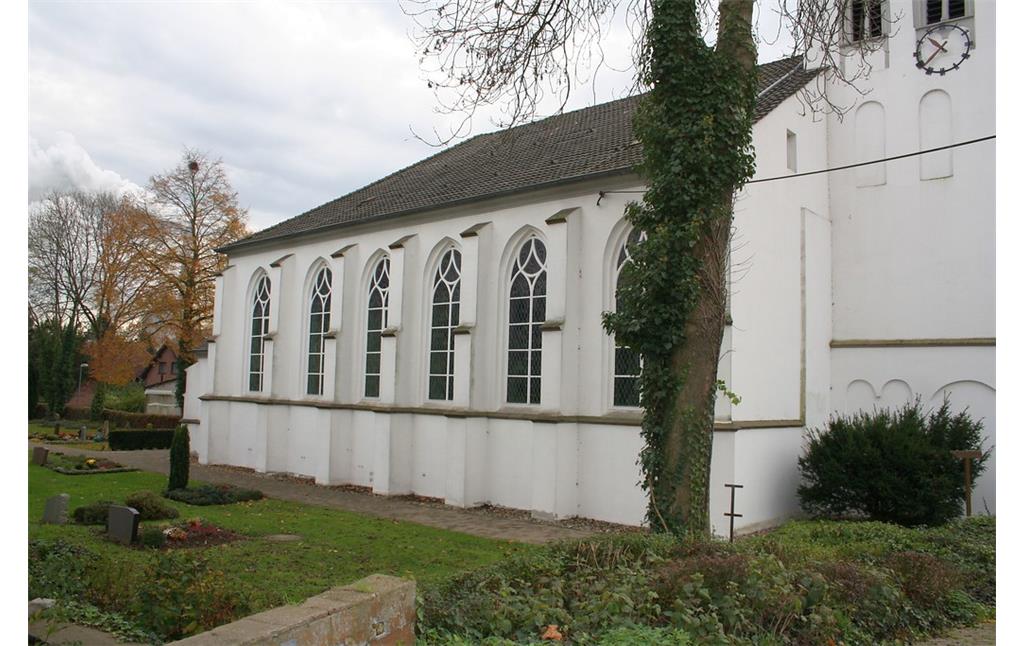 Evangelische Kirche an der Dammstraße in Götterswickerhamm. Hinter dem Gebäude beginnt der Friedhof (2014).