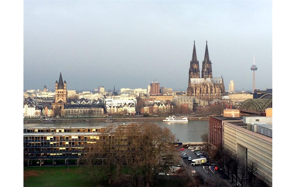 Blick auf die Rheinfront der Kölner Altstadt, im Vordergrund links das LVR-Landeshaus, rechts der LVR-Horion-Komplex und das Hyatt-Hotel (2016).