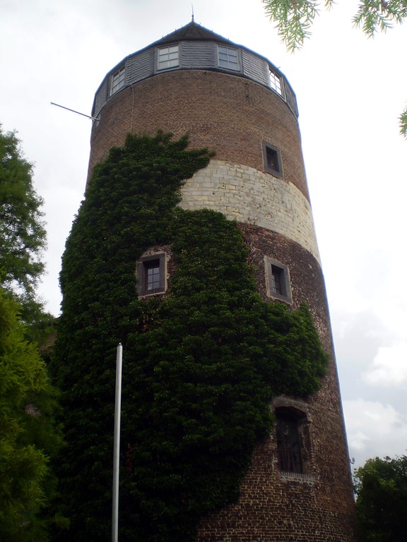 Der obere Teil des Turms von Burg Brüggen (2012).