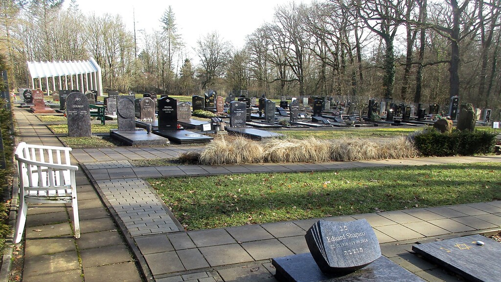 Blick von Westen über das Gräberfeld auf dem jüdischen Friedhof auf dem Waldfriedhof im Kottenforst, Bonn-Röttgen (2021).