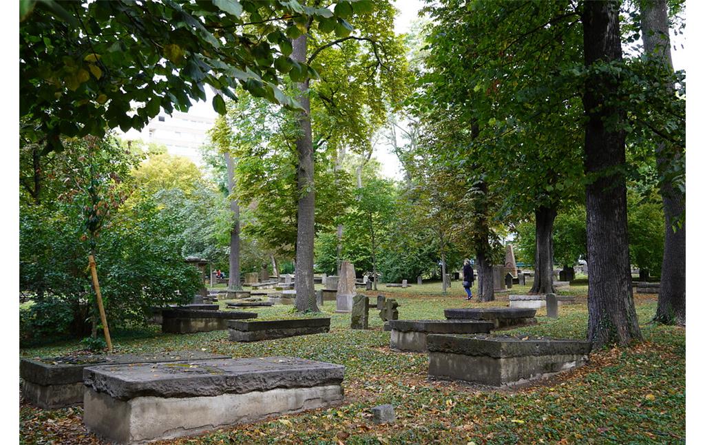 Grabstätten auf dem historischen Geusenfriedhof in Köln-Lindenthal (2021).