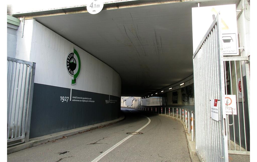 Ausfahrt aus dem historischen Fahrerlager zum neuen Fahrerlager im Bereich der Grand-Prix-Strecke am Nürburgring (2020).