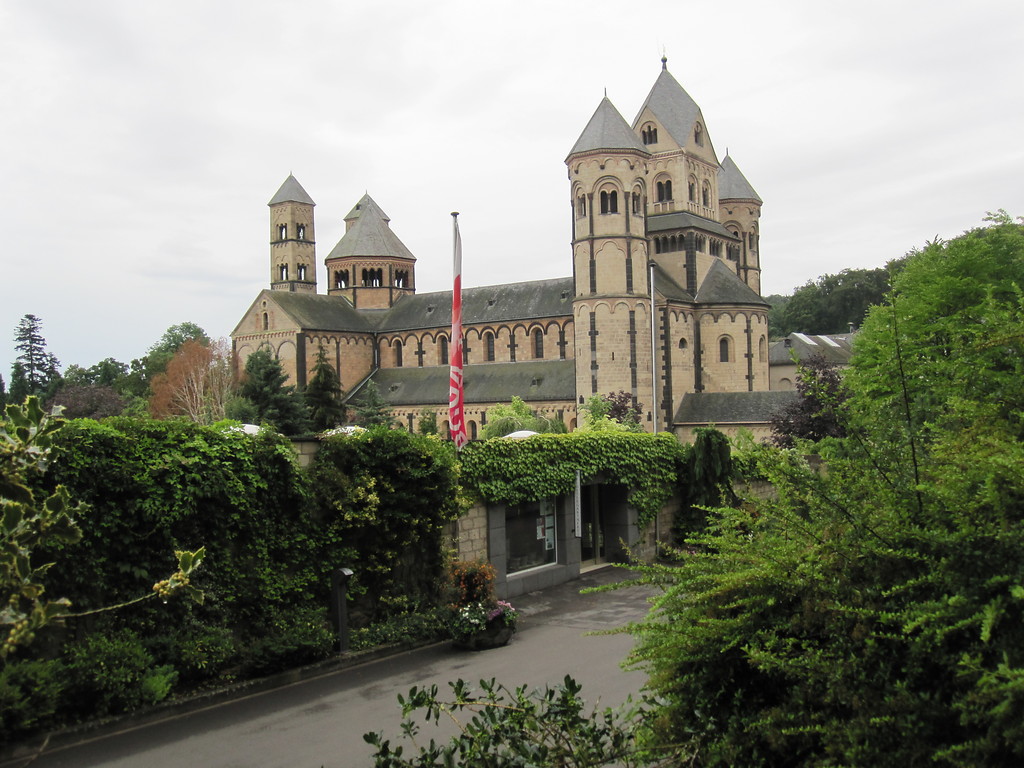 Blick auf die Nordseite der Abteikirche von Maria Laach (2011)