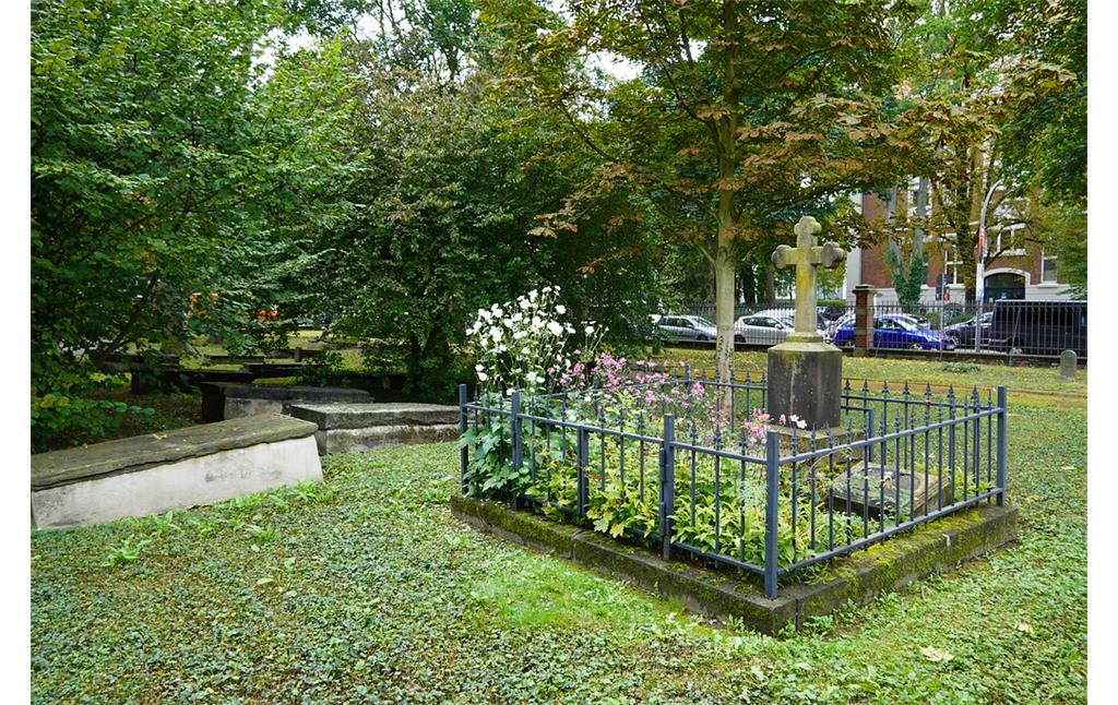 Grab mit Blumen auf dem historischen Geusenfriedhof in Köln-Lindenthal (2021).