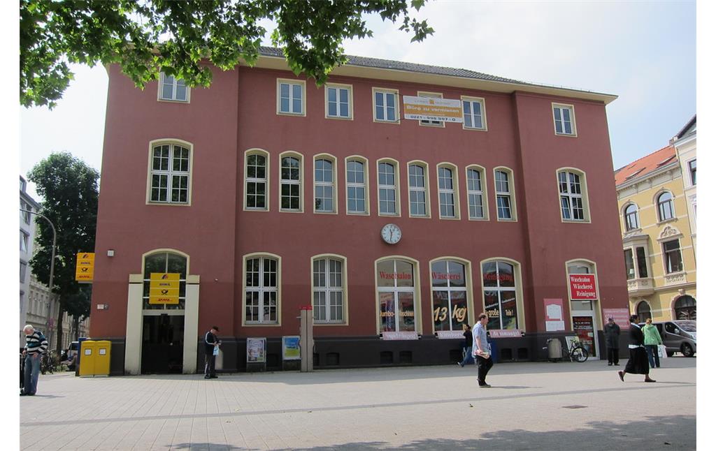 Vorderansicht des Kalker Postamtes in der Kalker Hauptstraße (2013)