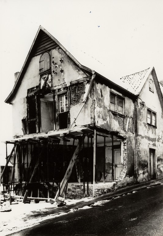 Bild von um 1985: Das notdürftig abgedeckte Stroof-Haus nach dem Verkehrsunfall von 1978.