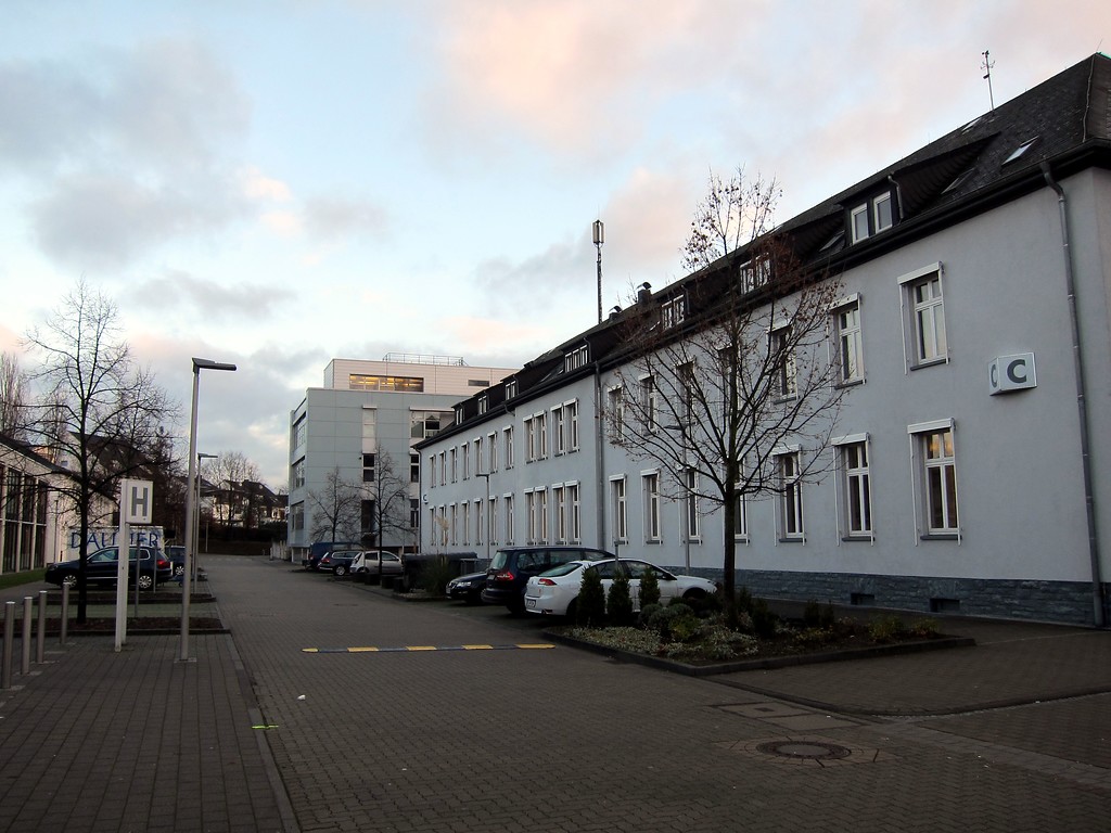 Ansicht von Südwesten auf das C-Gebäude des Campus Koblenz der Universität Koblenz-Landau (2015).