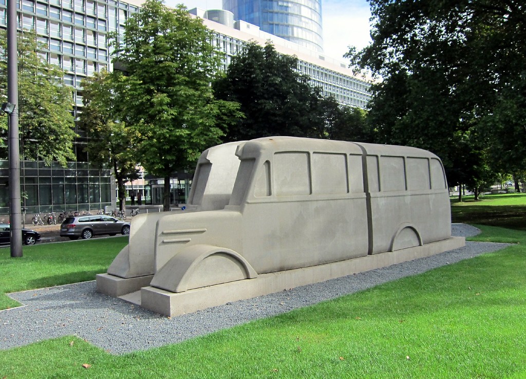 Das im September 2011 errichtete "Denkmal der grauen Busse" für die Opfer der so genannten "Euthanasie-Aktion T4" 1940/41 am LVR-Landeshaus in Deutz (2011)