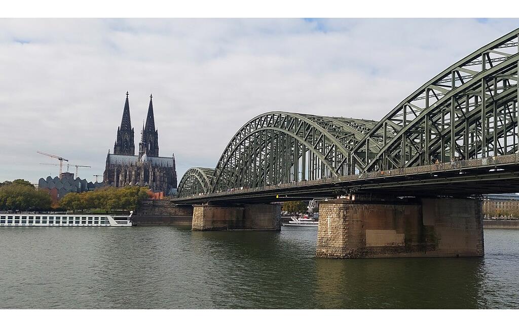 Rheinpanorama in Köln: Blick vom Deutzer Ufer auf den Dom und die Hohenzollernbrücke (2022)