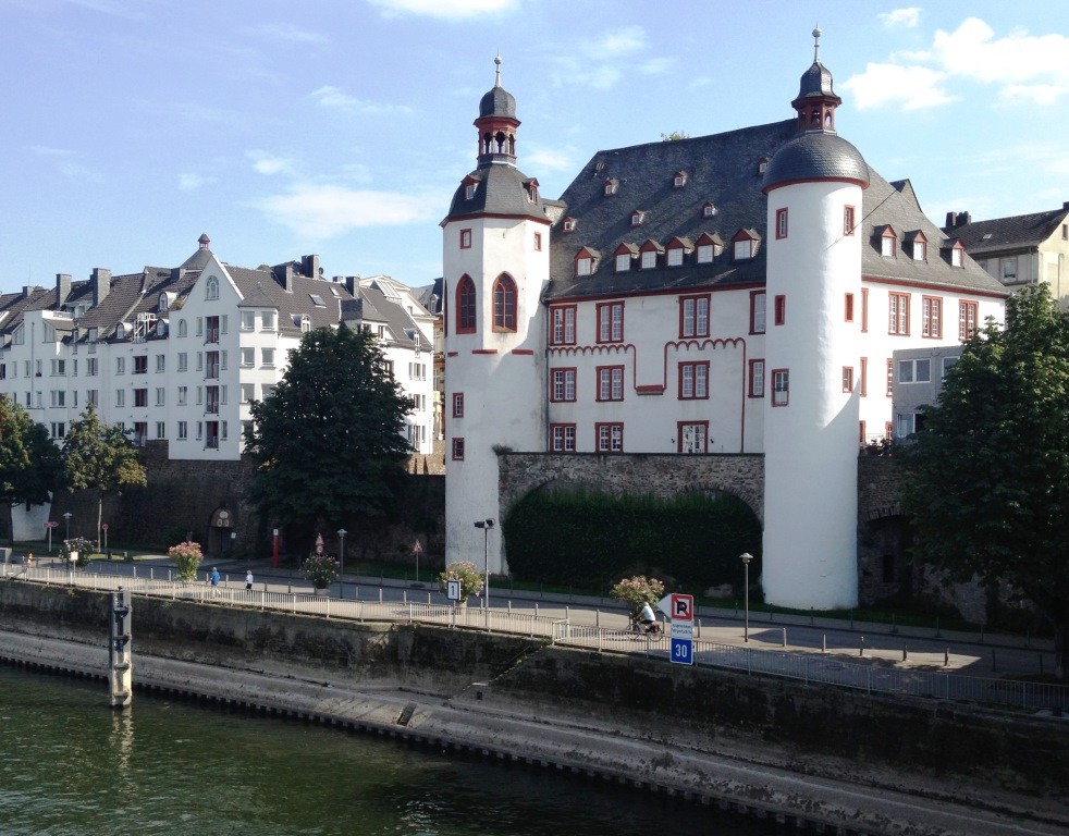 Die am Moselufer gelegene Alte Burg in Koblenz (2013)