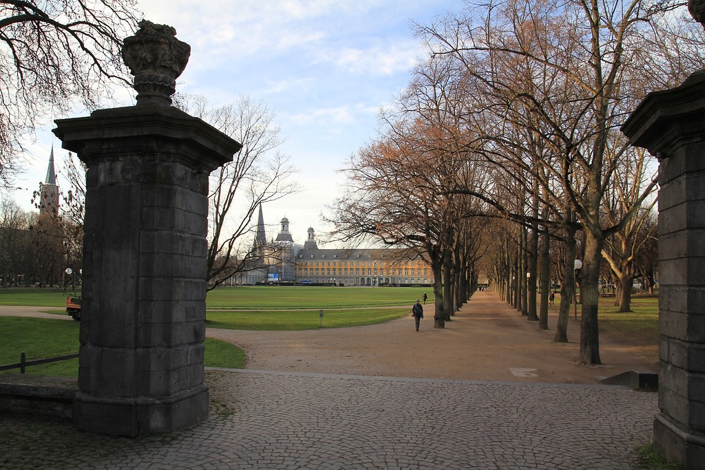 Der Hofgarten und das kurfürstliche Schloss in Bonn von Süden (2013) - zur Zeit der französischen Besatzung Schauplatz für Feste der französischen Republik