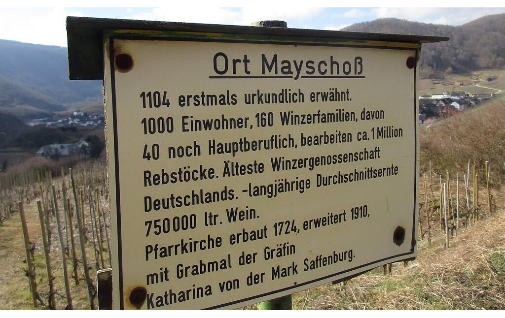 Informationstafel zur Geschichte des Ortes Mayschoß am Rotweinwanderweg im Ahrtal (2021).