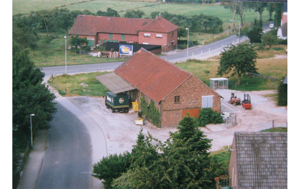 Das Hauptgebäude der Genossenschaft an der Kreuzung, aufgenommen von einem Kran aus (1999).