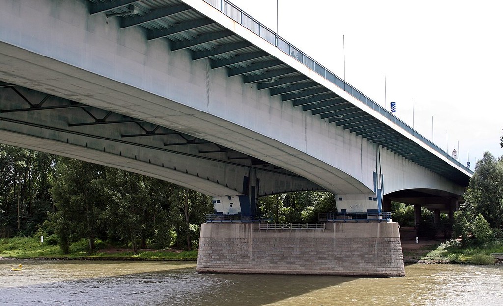 Die Unterseite der Bonner Konrad-Adenauer-Brücke, Blick von der Ramersdorfer Seite (2008)