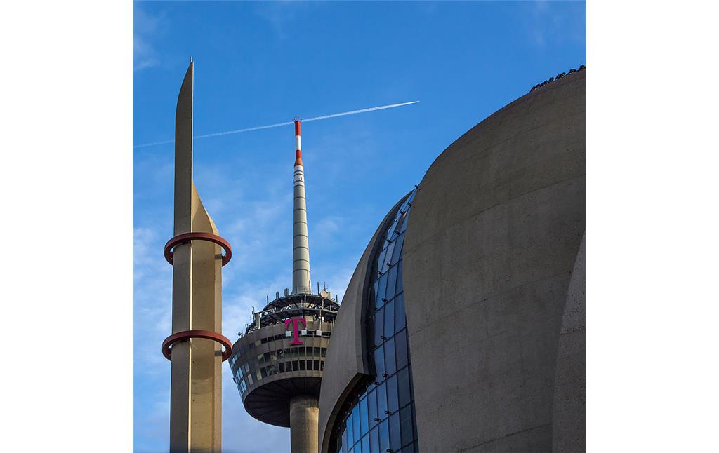 Minarett und Kuppel der Kölner Zentralmoschee in Ehrenfeld und dahinter die Turmkanzel im oberen Teil des Fernsehturms "Colonius"  Neustadt-Nord (2014).