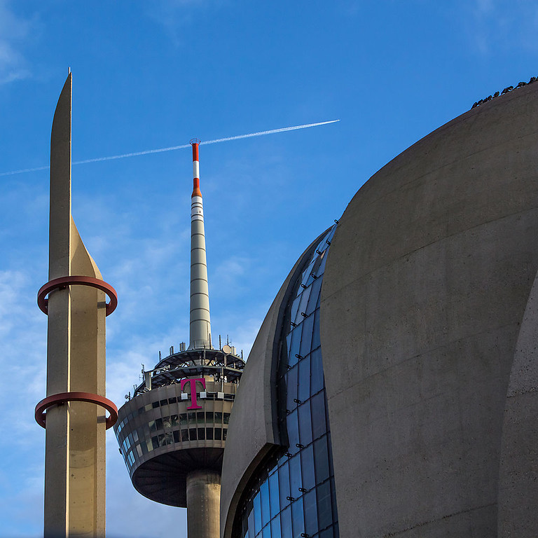 Minarett und Kuppel der Kölner Zentralmoschee in Ehrenfeld und dahinter die Turmkanzel im oberen Teil des Fernsehturms "Colonius"  Neustadt-Nord (2014).