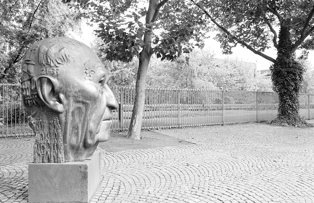 Blick auf den Adenauerkopf, den Porträtkopf des ersten Bundeskanzlers Konrad Adenauer, geschaffen 1981/82 von Hubertus von Pilgrim, am Bundeskanzlerplatz in Bonn vor dem ehemaligen Bundeskanzleramt (1999)