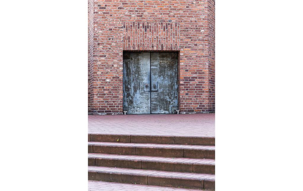 Detailansicht eines Eingangs der katholischen Pfarrkirche Christi Auferstehung von Gottfried Böhm in Köln-Lindenthal (2020).