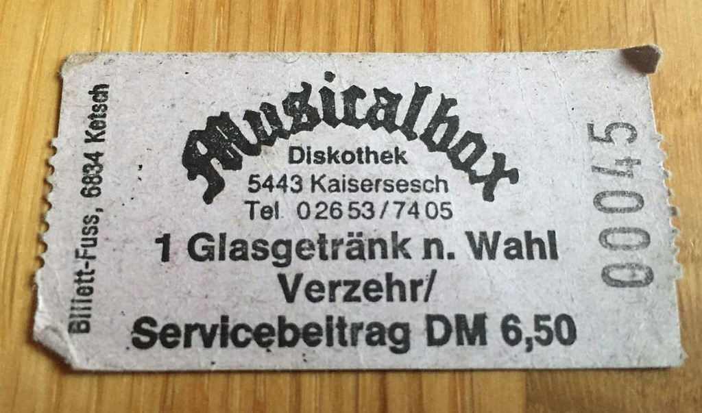 Verzehrbon aus den 1990er Jahren für "ein Glasgetränk nach Wahl" in der Diskothek "Musicalbox" in Kaisersesch (Aufnahme 2017).