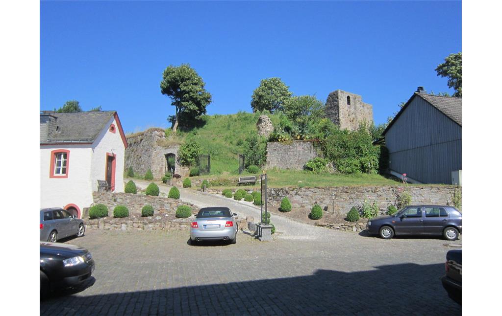 Dahlem-Kronenburg. Blick vom Amtshaus auf die Burgruine mit dem ehemaligen Zugang (2016)