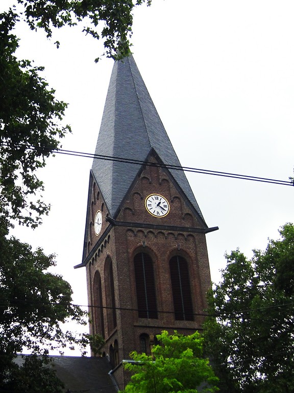 Kirchturm der katholischen Pfarrkirche St. Audomar in Frechen (2013).