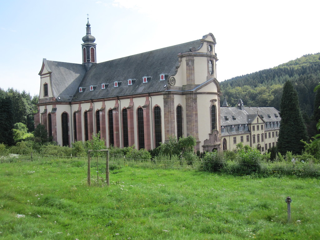 Seitenansicht der Klosterkirche mit dem Klausurgebäude von Himmerod (2011).