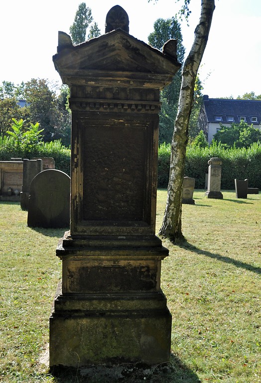 Einzelgrabstein auf dem Judenfriedhof an der Friedhofstraße in Beeck-Stockum (2016).