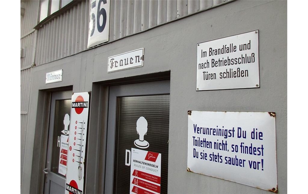 Die Garagenbox Nr. 56 in der südwestlichen Reihe der Boxen im historischen Fahrerlager am Nürburgring wird für eine Toilettenanlage genutzt (2020).