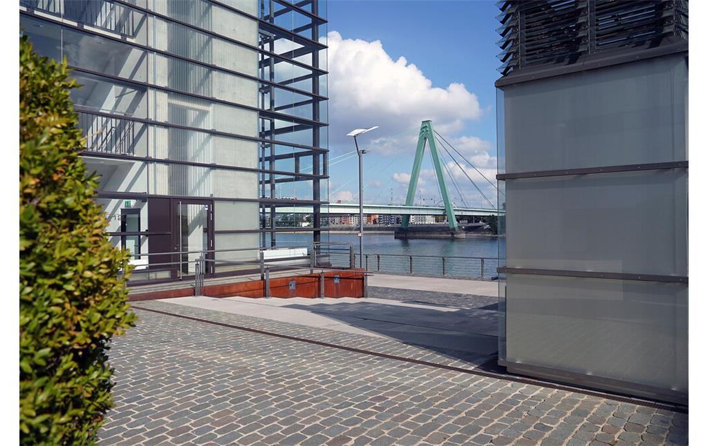 Blick vom "Kranhaus 1" im Rheinauhafen in Köln-Altstadt-Süd auf den Rhein und die Severinsbrücke (2021