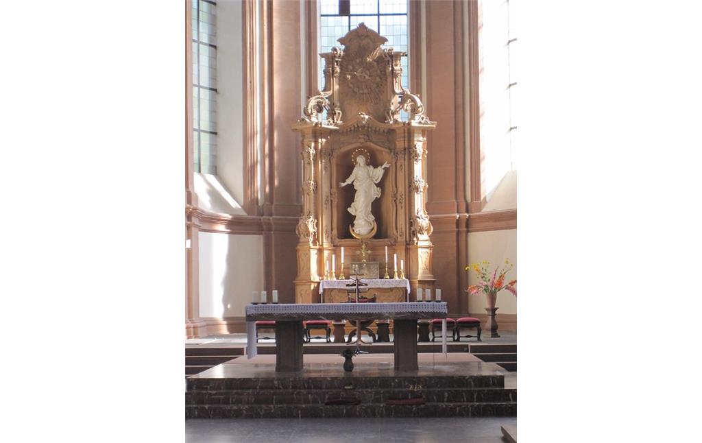 Der Chor mit Altar und Marienstaur in der Klosterkirche der Abtei Himmerod (2011).